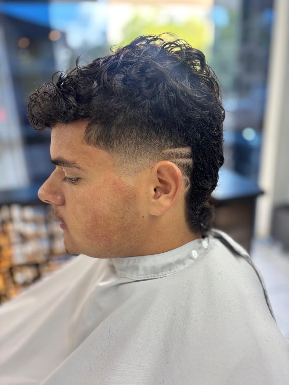 Cliente depois do corte na Wolf Barbearia, cabelo e barba alinhados