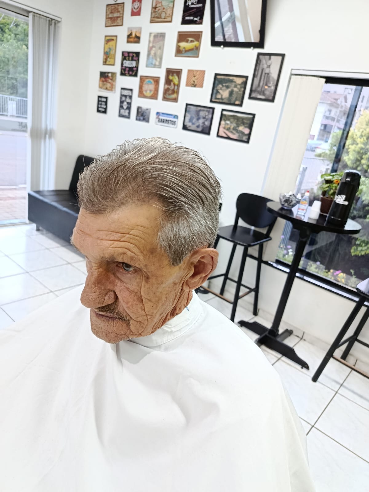Cliente idoso depois do corte clássico na Wolf Barbearia