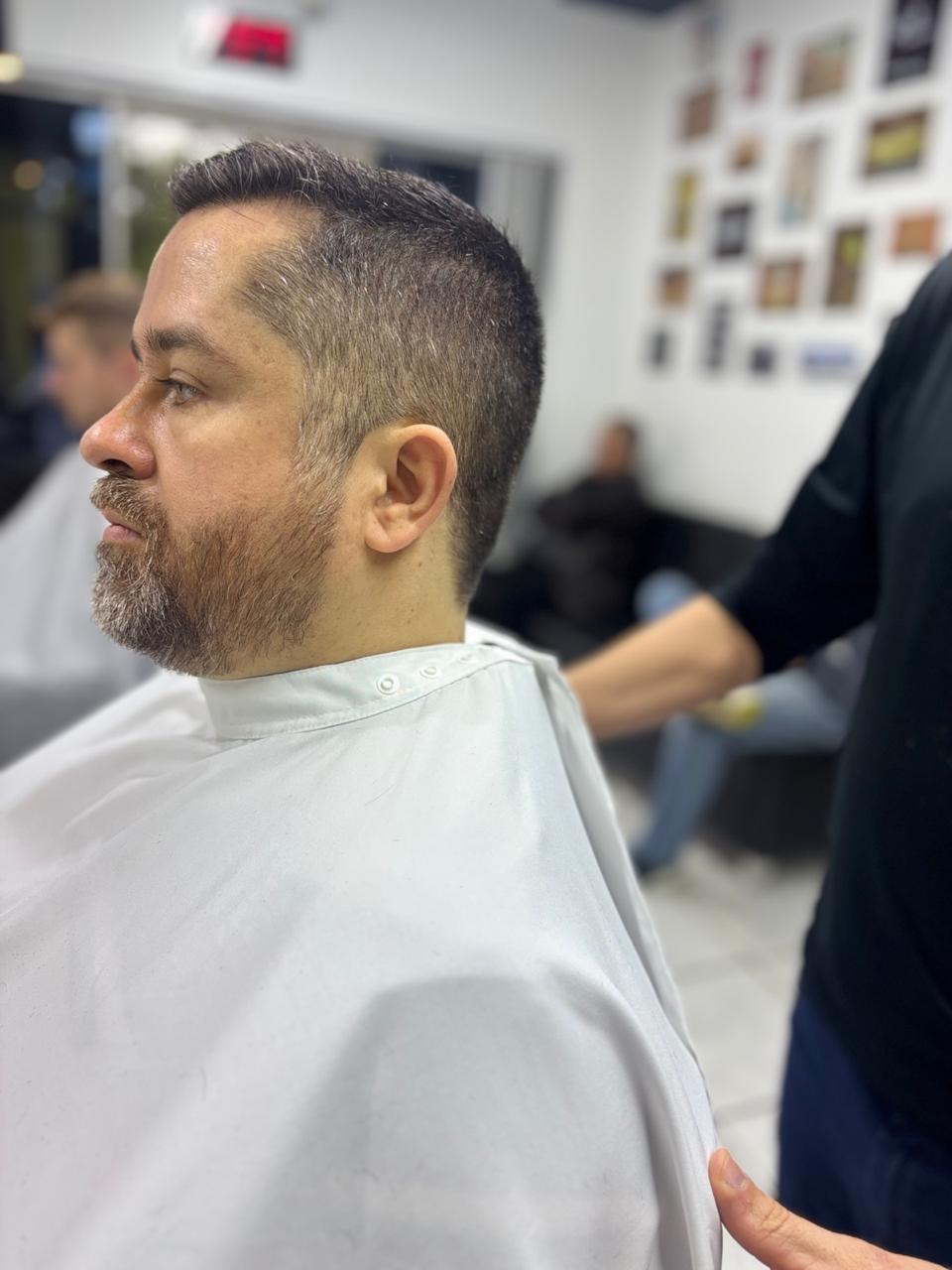 Cliente depois do corte com laterais raspadas na Wolf Barbearia