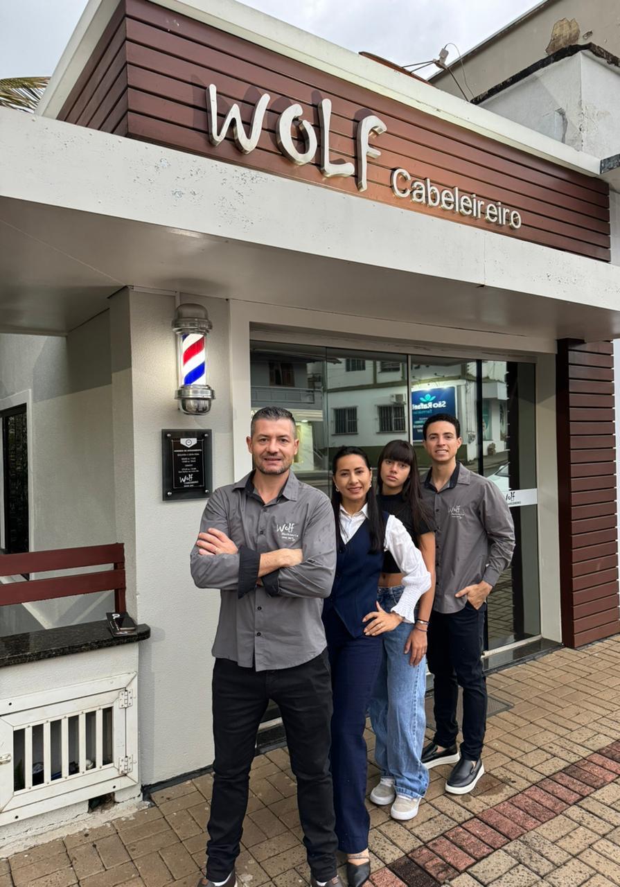 Equipe da Wolf Barbearia na frente da fachada, em São Carlos SC